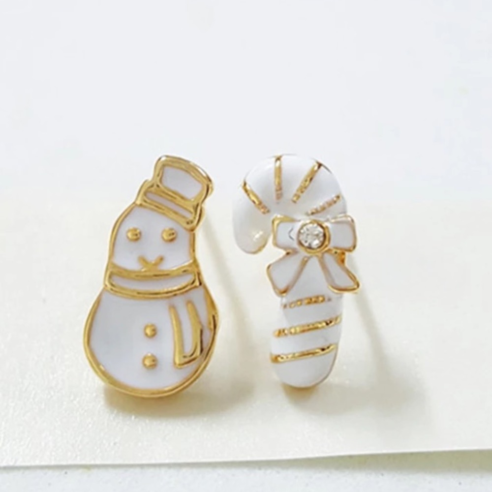 ❗️one left❗️White Christmas Earrings